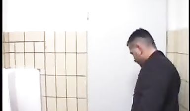 Мужик трахает продавщицу в туалете магазина