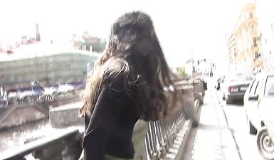 Русская девка ссыт на мосту в Питере