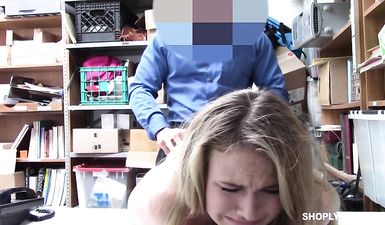 Начальник принуждает к сексу свою стеснительную секретаршу