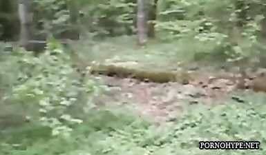 Выебал узкую киску в лесу