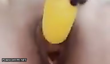 Женщина мастурбирует вибро яйцом клитор и вставляет его внутрь влагалища