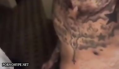 Татуированный негр вылизывает мокрую вагину и трахает раком жопастую подругу на камеру