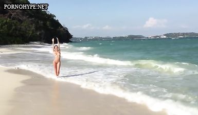 Грудастая девица купается и мастурбирует на берегу моря