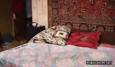 Лысый мужик изменяет жене с жопастой брюнетке в спальне крупным планом