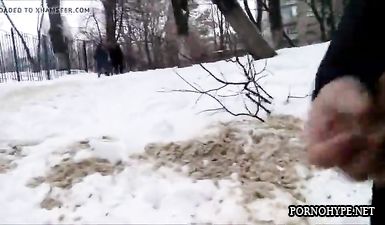 Русская деваха зимой на природе отсасывает толстенький пенис любовника