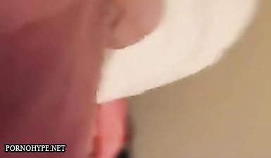 Парень снимает от первого лица, как его член входит в половые губы молодой давалки