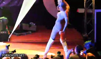 голые женщины на сцене смотреть видео