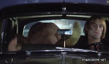 Сцена из кино, где блондинка ебется с мужиком в машине такси
