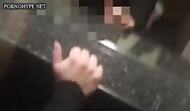 Качок снимает лосины с худой девки и мутит домашний секс на видеокамеру