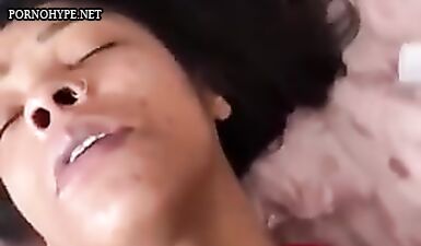 Мужчина отодрал свою подругу брюнетку и довел ее до мощного оргазма