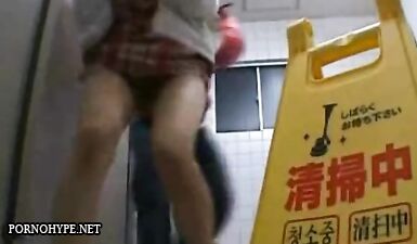 Мужчина в красной куртке выебал молодую азиатку в туалете