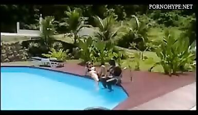 Лысый парень занимается сексом с блондинкой у бассейна