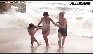Русские Девушки На Пляже Видео Порно