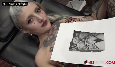 Миниатюрная татуированная милашка делает татуировку на своей киске