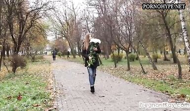 Девица показывает небольшую пизду на природе Девица показывает небольшую пизду на природе
