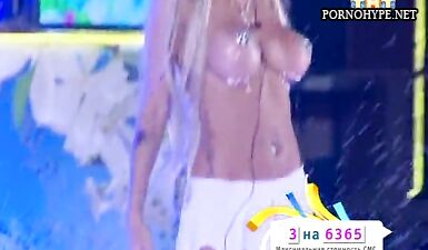 Элина Карякина с силиконовыми сиськами в стразах на шоу "Дом-2"