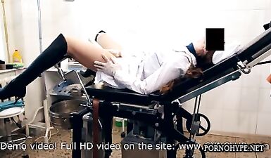 Возбужденная медсестричка дрочит на гинекологическом кресле