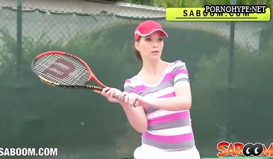 Молодая рыжая европейка соблазнила на трах на корте инструктора по теннису
