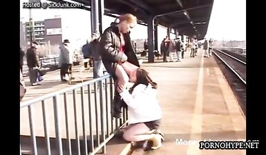 Рыжая девка ссыт в рот подруге прямо на вокзале при людях